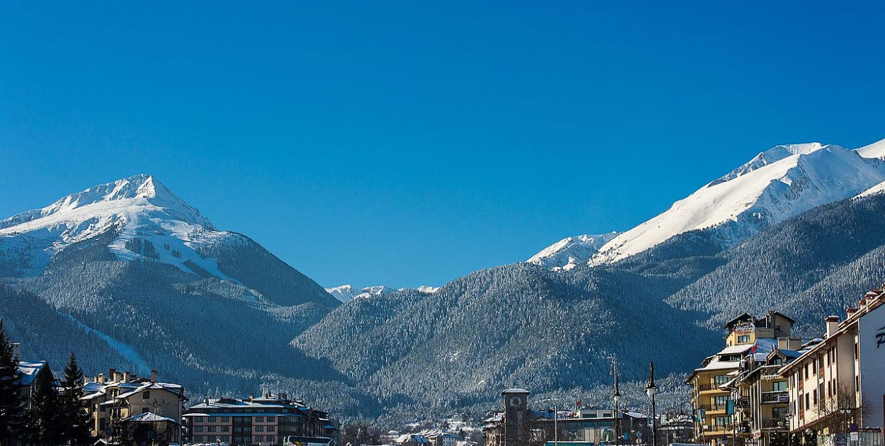 <a href="https://commons.wikimedia.org/wiki/File:Bansko_ski_resort_(23917454674).jpg">www.bdmundo.com</a>, <a href="https://creativecommons.org/licenses/by-sa/2.0">CC BY-SA 2.0</a>, via Wikimedia Commons