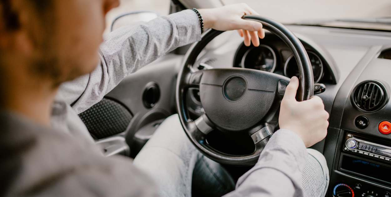 Prowadzenie samochodu bez koszulki. Co na to przepisy?