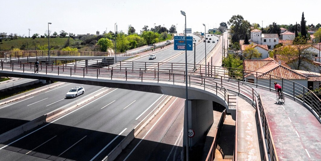 Jakie są kluczowe elementy konstrukcji wsporczych dla znaków drogowych?