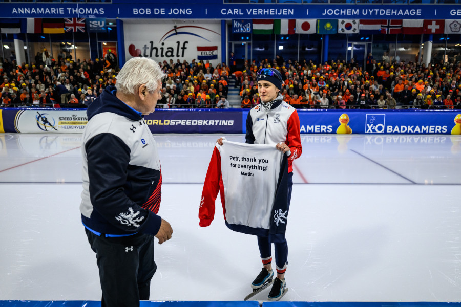 Martina dziękuje swojemu trenerowi za 25 lat wspólnej pracy. Źródło ISU