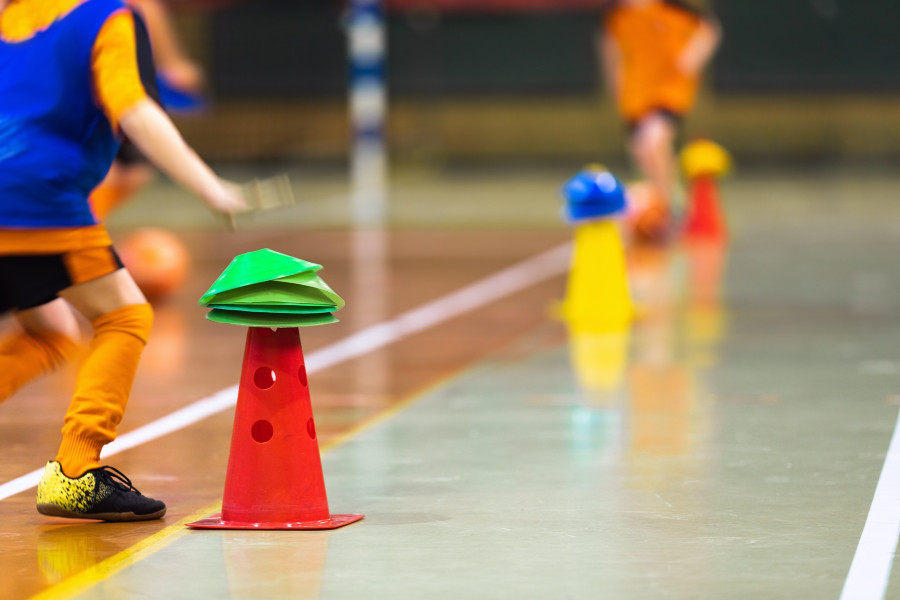 Ćwiczenia piłkarskie na hali sportowej w okresie zimowym