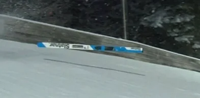 Kuriozalna sytuacja w I serii konkursu! Narta... zjechała po zeskoku