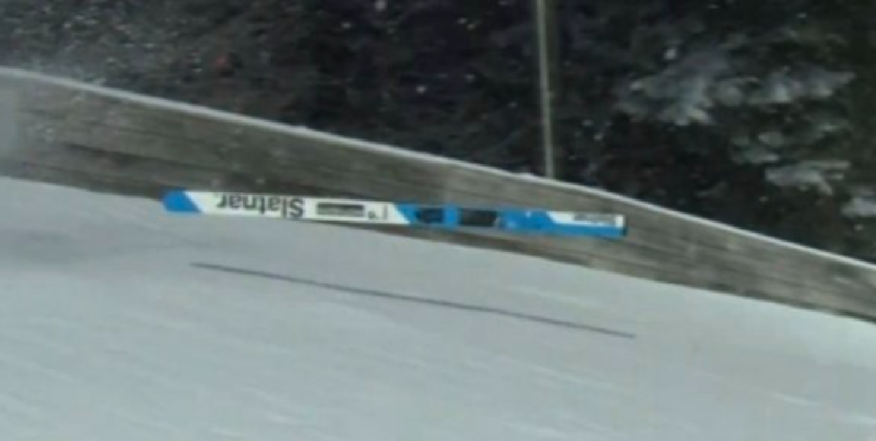 Kuriozalna sytuacja w I serii konkursu! Narta... zjechała po zeskoku